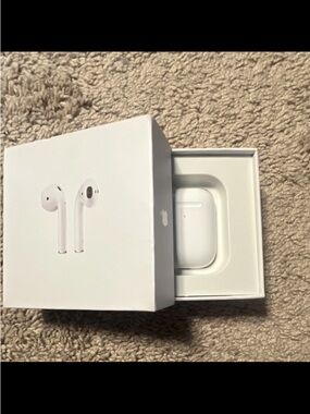 Apple White Wireless Earbuds with White Charging Case